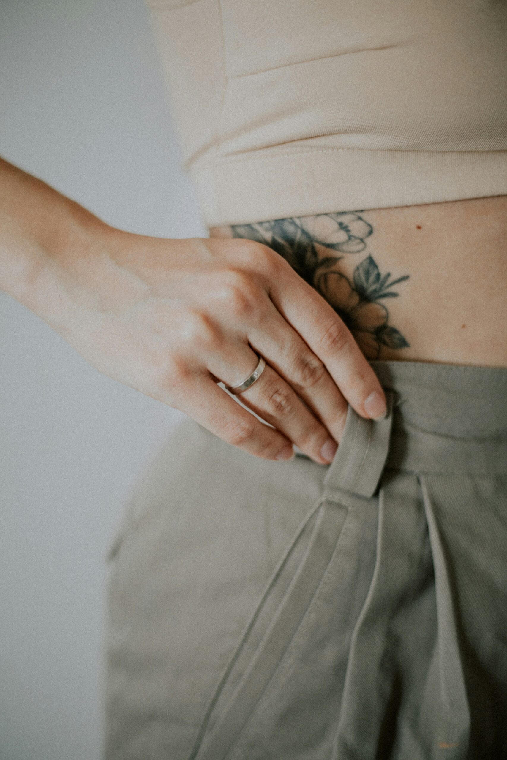 A women resting her hand on her hip, showing a ring